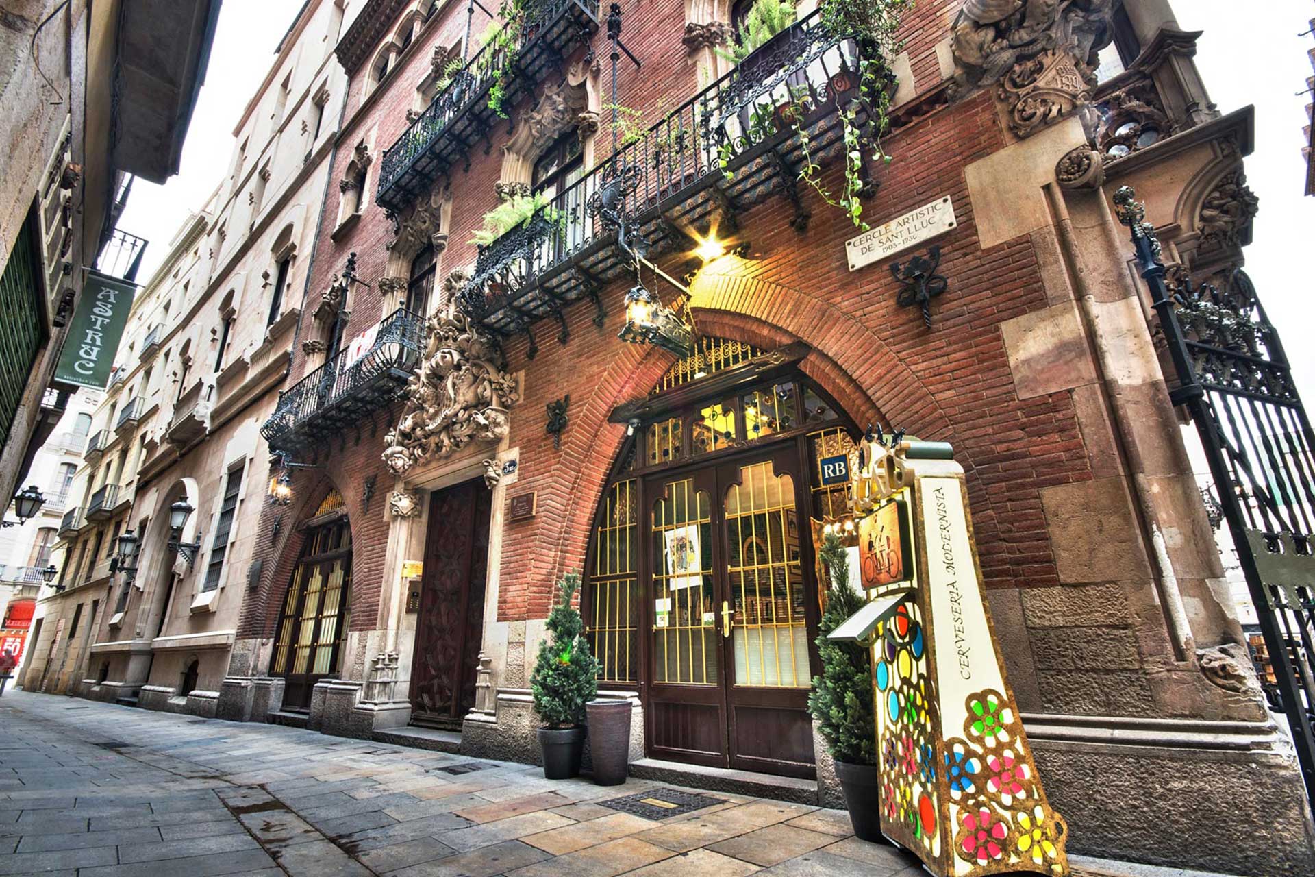 Fachada del restaurante modernista Els 4 Gats de Barcelona