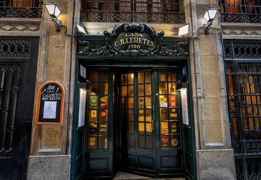 Interior del restaurante histórico Can Culleretes de Barcelona