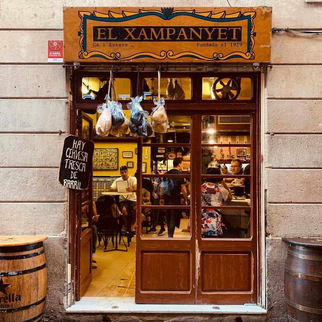 Interior de la taberna El Xampanyet de Barcelona