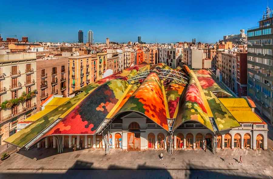 Cubierta colorida del Mercado de Santa Caterina de Barcelona